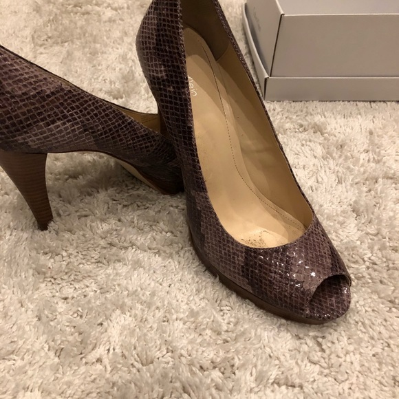 Gorgeous Calvin Klein peep toe snakeskin heels. - Picture 2 of 2